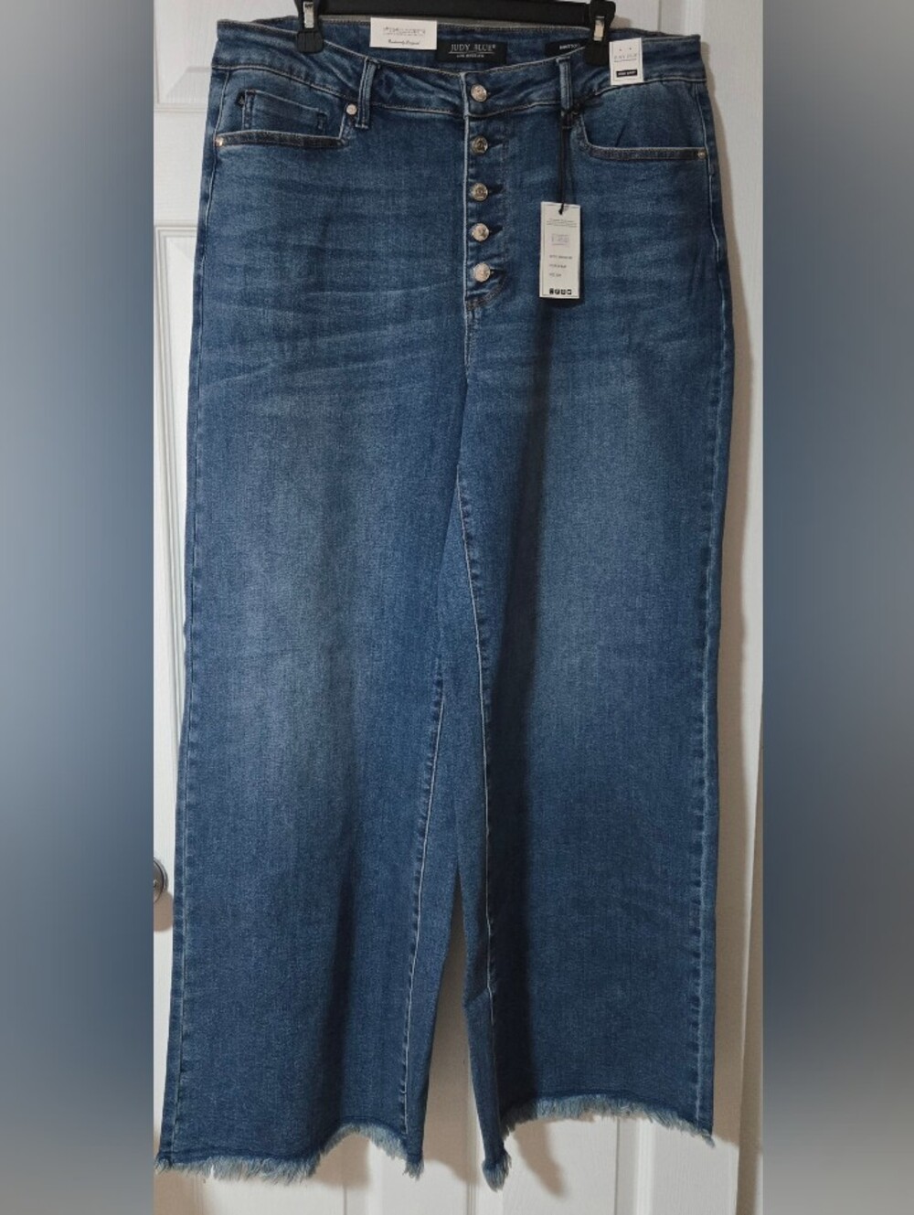 Judy Blue High-Rise Wide Leg Jeans in Medium Blue Wash